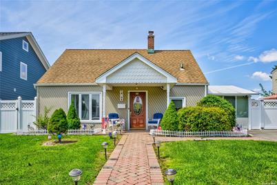 20 Quaker Lane, Levittown, NY 11756 - Photo 1