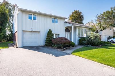 24 Phipps Lane, Plainview, NY 11803 - Photo 1