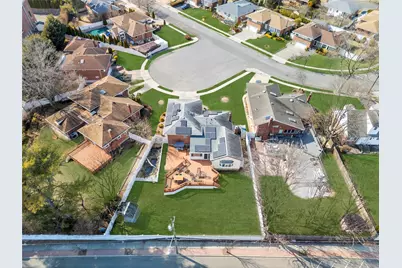 9 Birchwood Court E, Syosset, NY 11791 - Photo 1