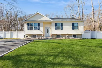 7 Baldwin Court, Medford, NY 11763 - Photo 1