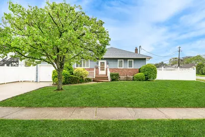 4 Edmore Lane S, West Islip, NY 11795 - Photo 1