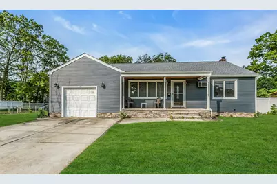 405 N Clinton Avenue, Lindenhurst, NY 11757 - Photo 1