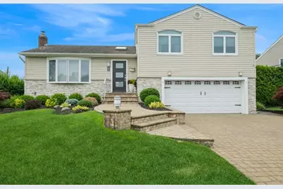 17 Keswick Lane, Plainview, NY 11803 - Photo 1