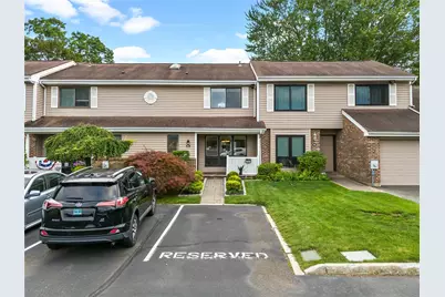 41 W Pond Court, Smithtown, NY 11787 - Photo 1