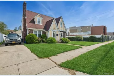 194 Maplewood Avenue, Hempstead, NY 11550 - Photo 1