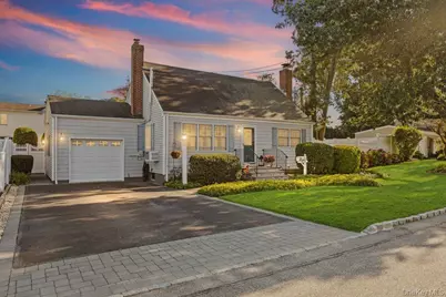 37 Newark Street, Lindenhurst, NY 11757 - Photo 1