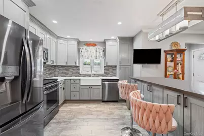 190 W Buchanan Street, New York, NY 10301 - Photo 1