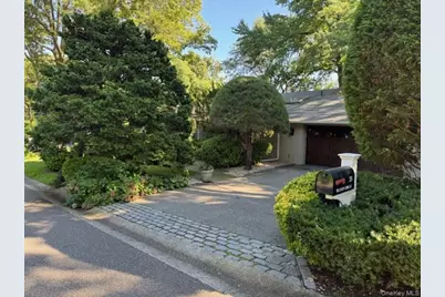 15 Dianas Circle, Roslyn, NY 11576 - Photo 1