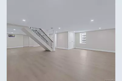 111 Celler Avenue, New Hyde Park, NY 11040 - Photo 23