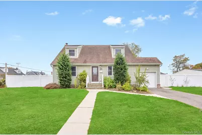 390 Parkside Court, Copiague, NY 11726 - Photo 1