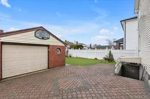 203 Pershing Pkwy, Mineola, NY 11501 - Photo 15
