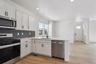 668 N Ukraine St, Aurora, CO 80018 - Photo 13