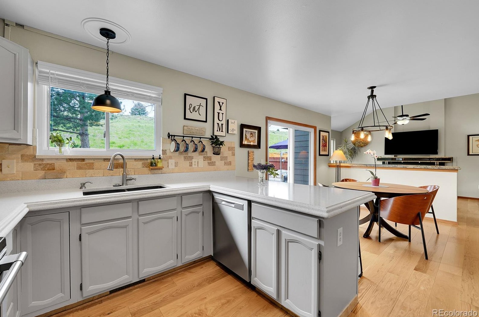 8910 Portland Ave, Littleton CO 80128-8011 exterior