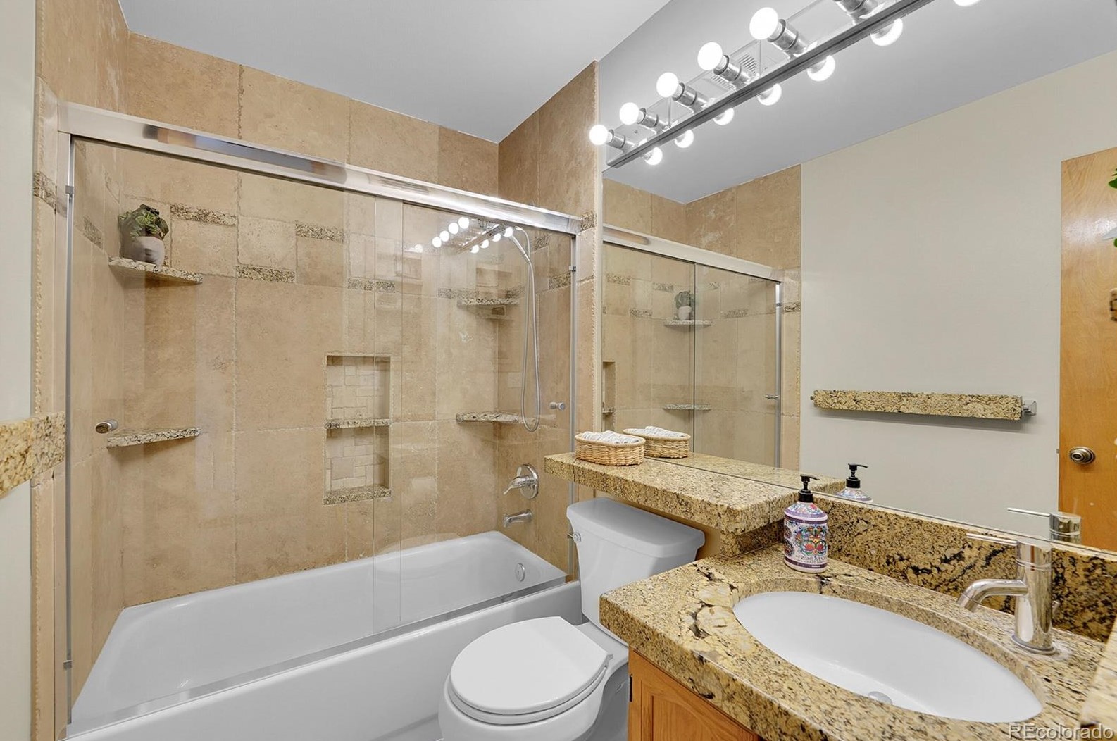 8910 Portland Ave, Littleton CO 80128-8011 exterior