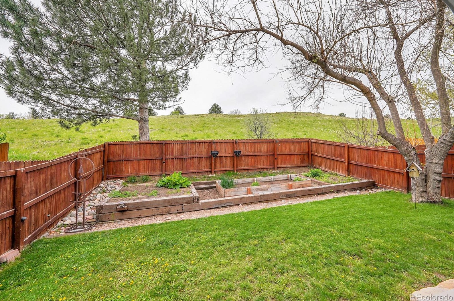 8910 Portland Ave, Littleton CO 80128-8011 exterior