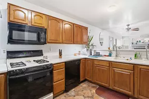 1960 Espana Way, Aurora, CO 80011 - Photo 5