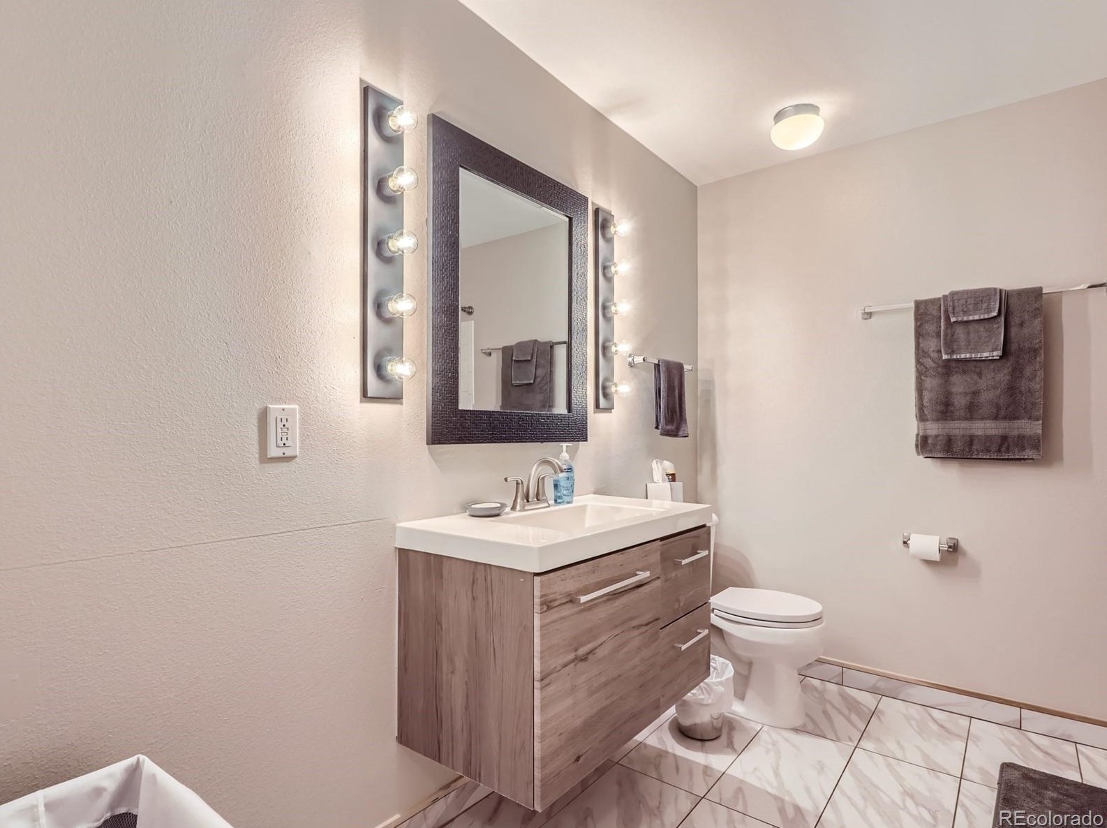 2743 Roslyn St, Denver CO  80231-6050 exterior