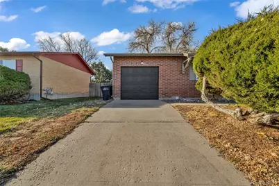 5545 Elkhart Street, Denver, CO 80239 - Photo 3