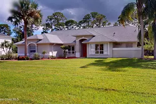 3886 Peacock Dr, Melbourne, FL 32904 - Photo 3