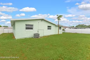 2356 Lakeview Dr, Melbourne, FL 32935 - Photo 9
