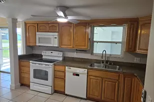 2216 Lakeview Dr, Melbourne, FL 32935 - Photo 7