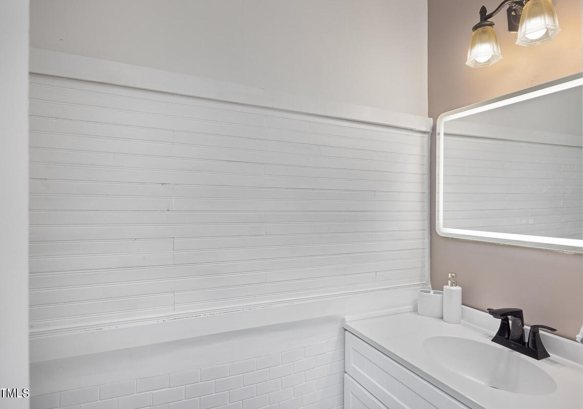 5919 Dixon Dr, Raleigh NC  27609-3639 exterior
