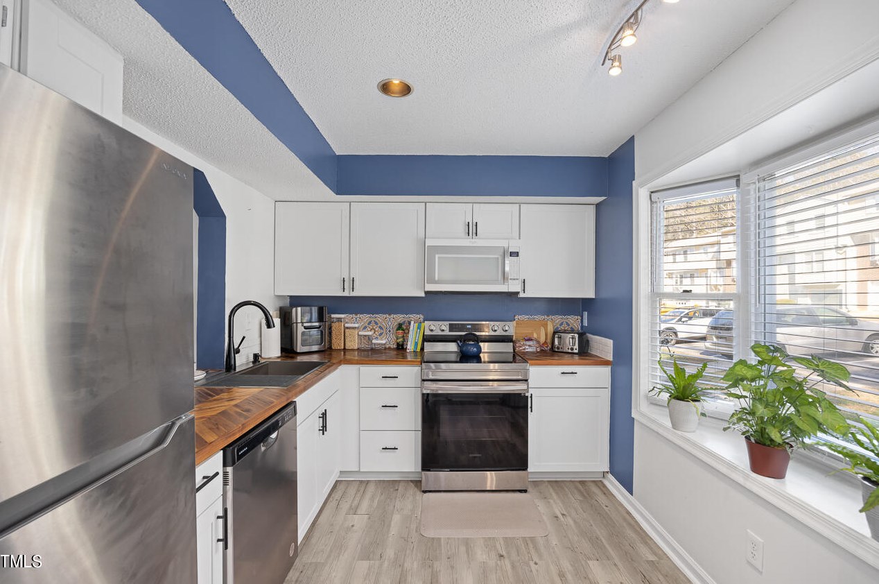 5919 Dixon Dr, Raleigh NC  27609-3639 exterior