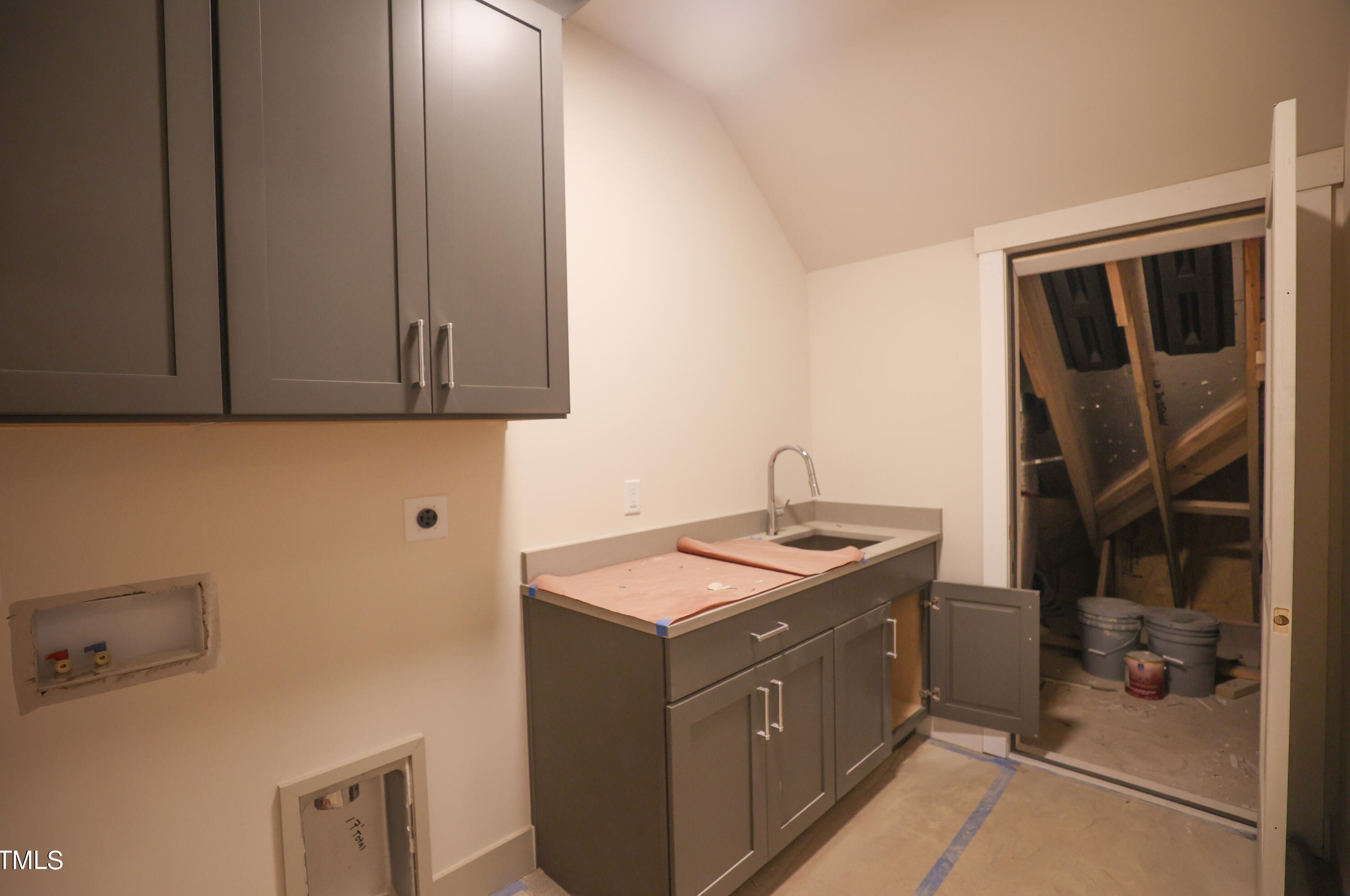 252 Lk Dr, Cary NC 27513-3103 exterior