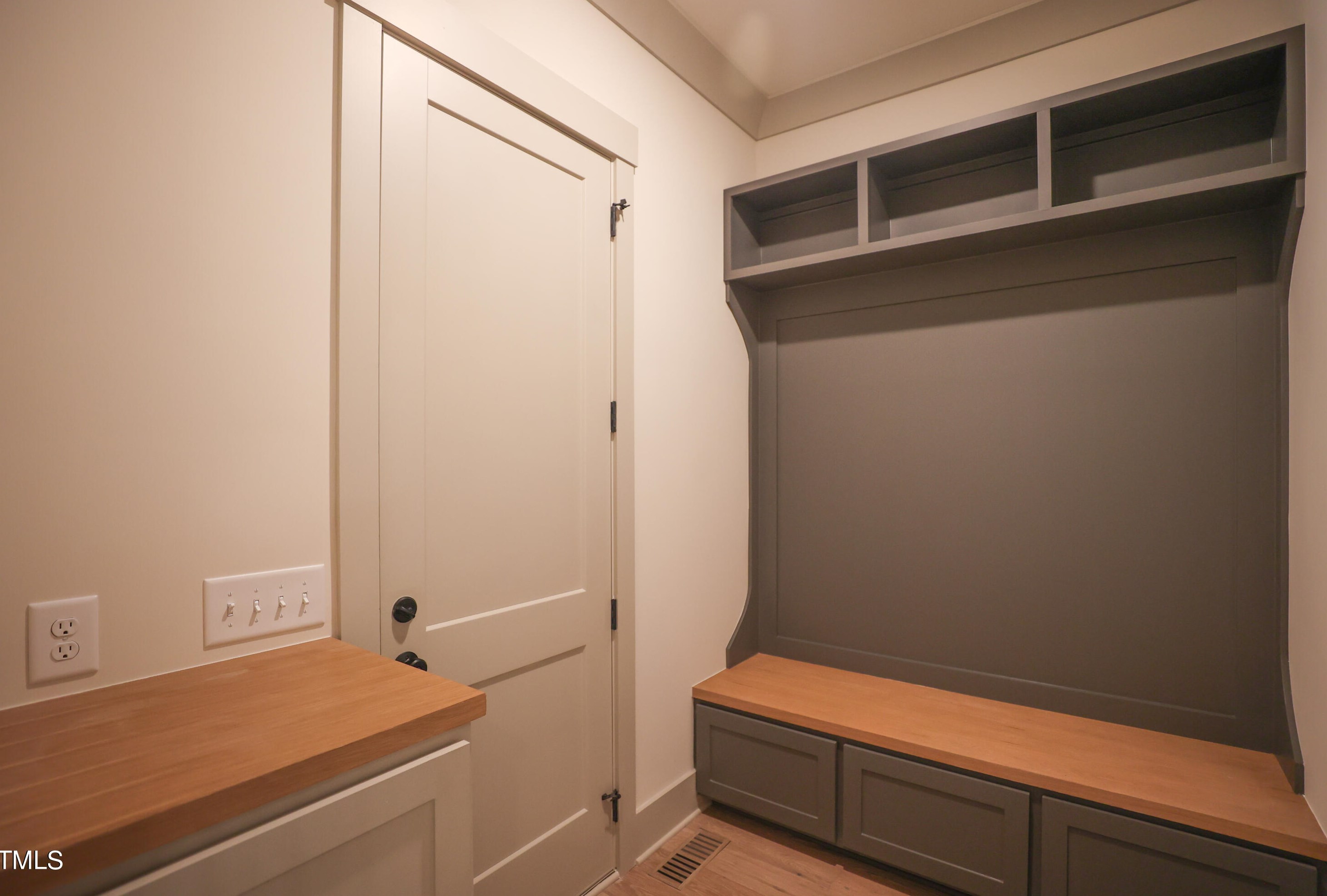 252 Lk Dr, Cary NC 27513-3103 exterior