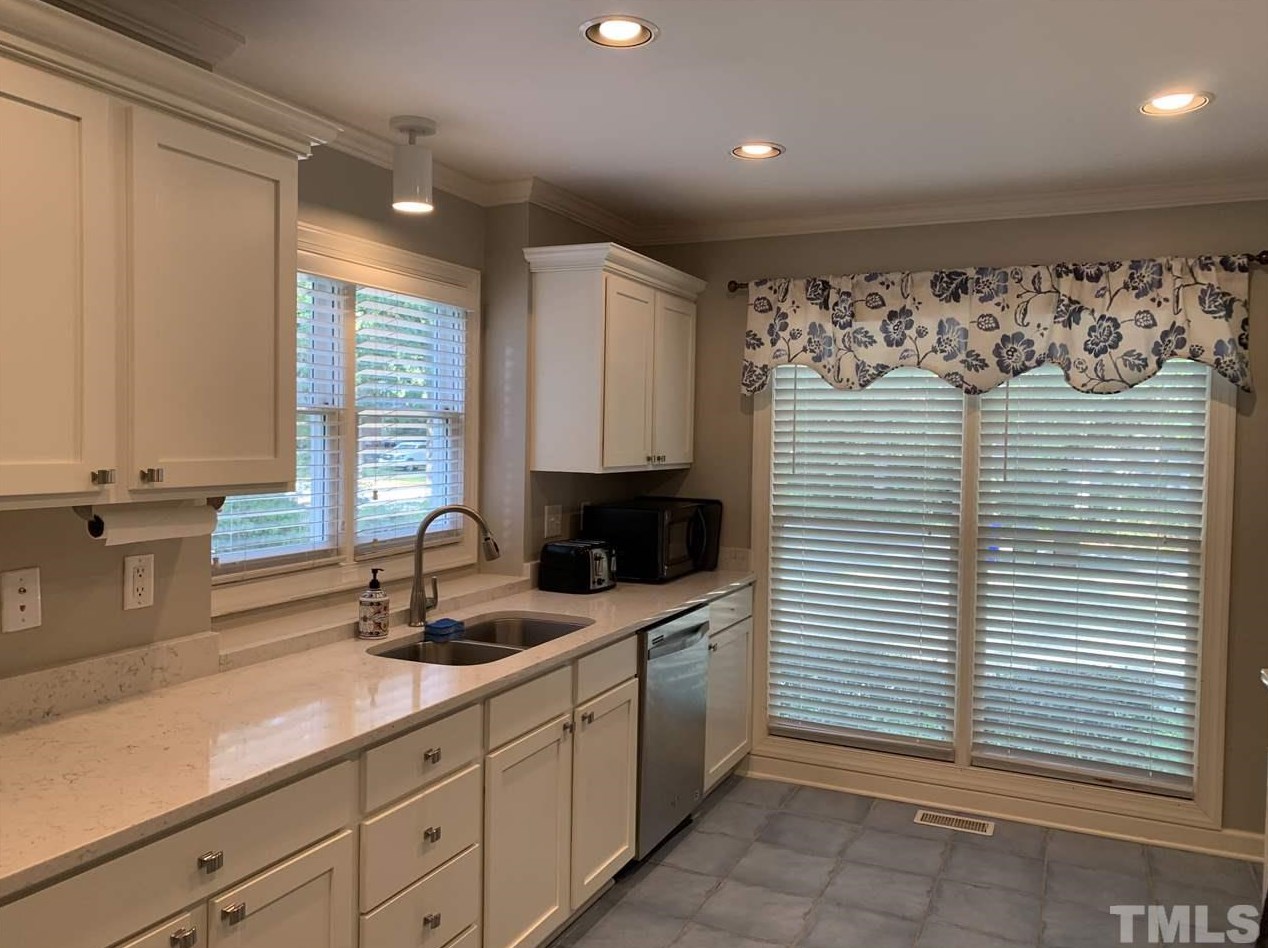 64 Oakwood Dr, Chapel Hill NC  27517-5652 exterior