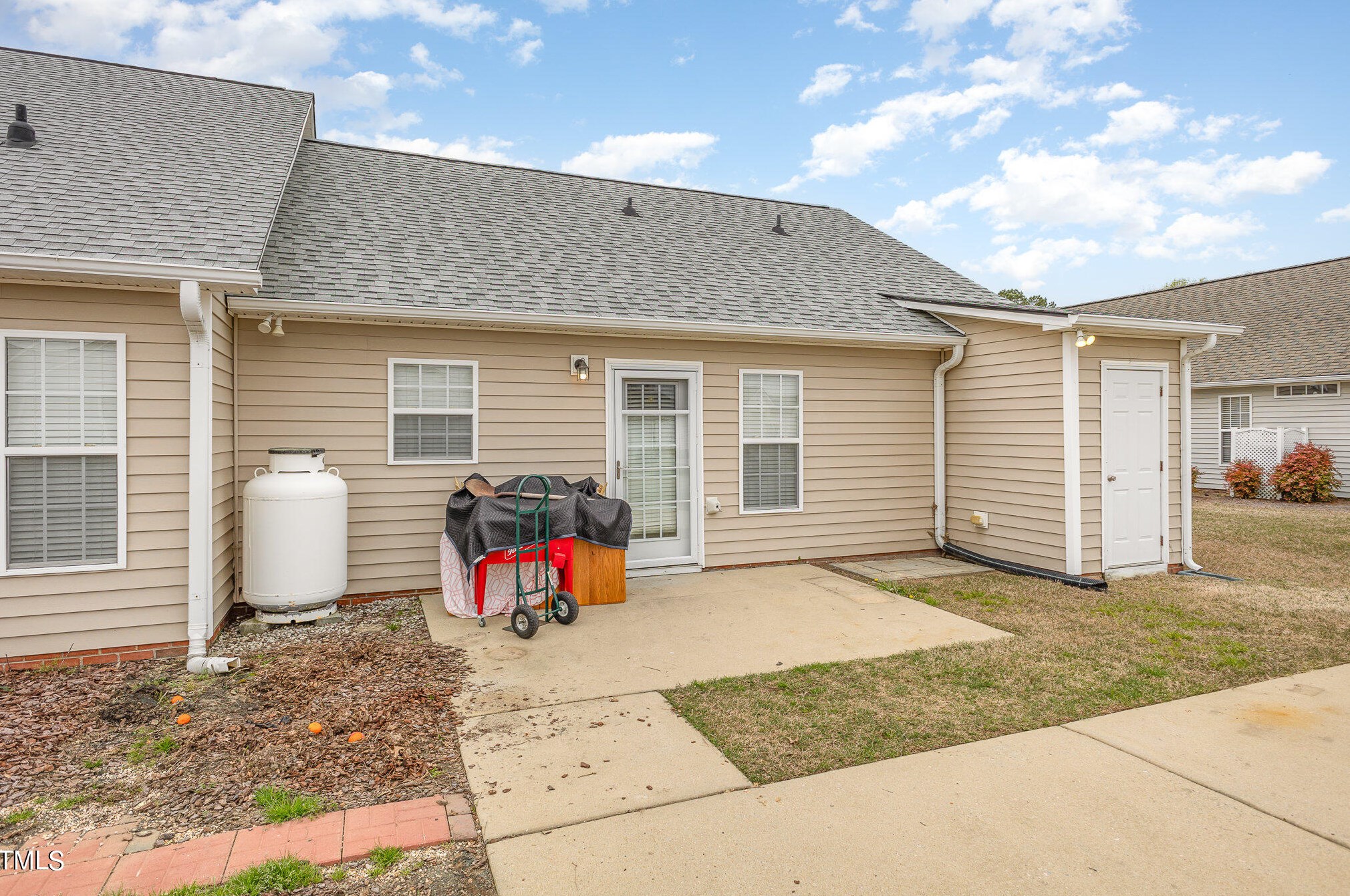 60 Moss Crk Dr, Clayton NC 27520-6925 exterior