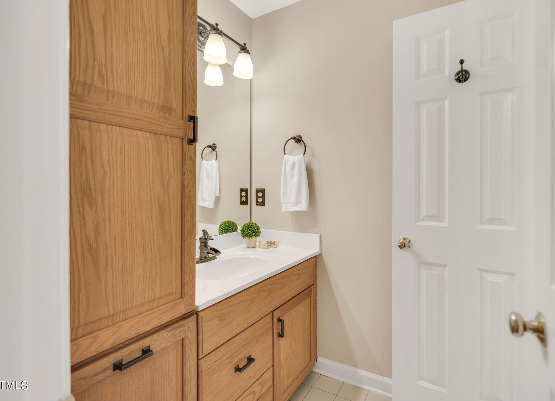 204 Stratford Dr, Chapel Hill NC exterior