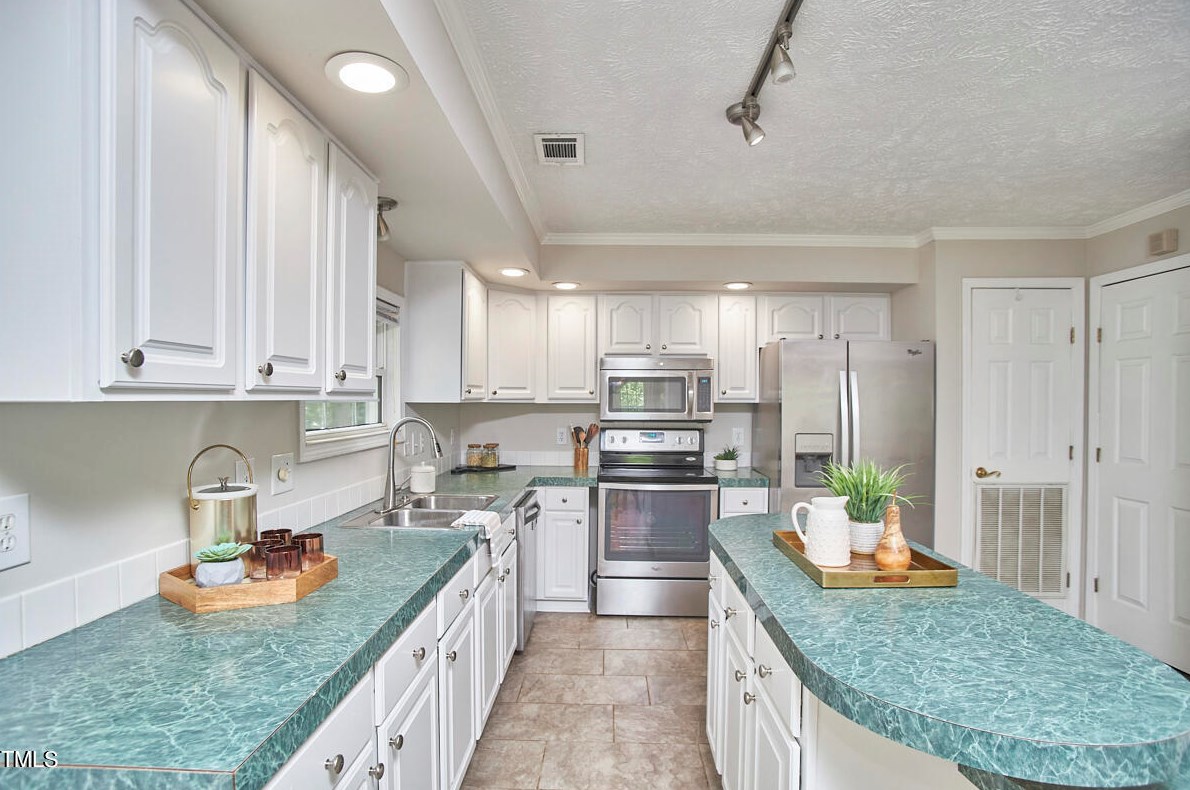 105 Woodridge Dr, Durham NC  27707-2839 exterior