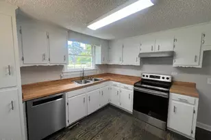 702 W Main St, Benson, NC 27504 - Photo 5