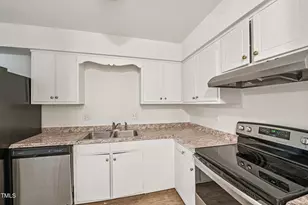 642 Pine Ridge Pl, Raleigh, NC 27609 - Photo 5