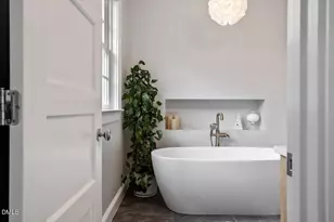 547 Guilford Cir, Raleigh, NC 27608 - Photo 35