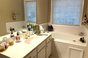 801 Genford Ct, Raleigh, NC 27609 - Photo 11