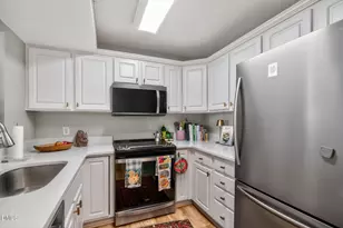 1111 Parkridge Ln, Raleigh, NC 27605 - Photo 13