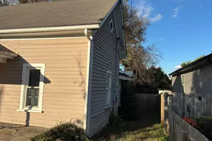 204 W Hill St, Benson, NC 27504 - Photo 3