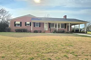 401 N Lincoln St, Benson, NC 27504 - Photo 1