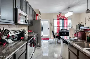 916 Bridlemine Dr, Fuquay-Varina, NC 27526 - Photo 5