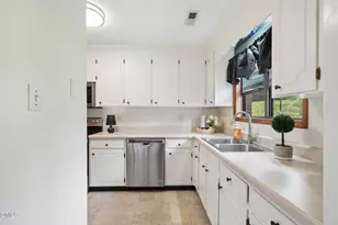 118 Clancy Cir, Cary, NC 27511 - Photo 7