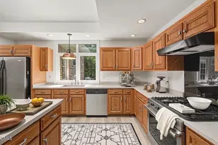 1021 Reaves Dr, Chapel Hill, NC 27516 - Photo 7