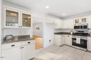 810 Northampton Dr, Cary, NC 27513 - Photo 23