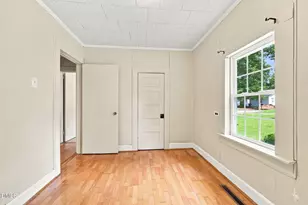 221 Zollicoffer Ave, Henderson, NC 27536 - Photo 15