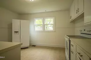 611 E Finch St, Siler City, NC 27344 - Photo 7