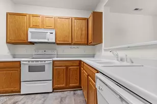 427 Eyam Hall Ln, Apex, NC 27502 - Photo 5