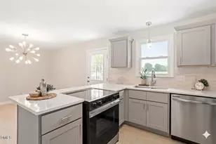 601 West St, Selma, NC 27576 - Photo 5