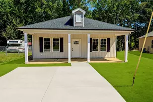 1011 E Maplewood Dr, Benson, NC 27504 - Photo 1