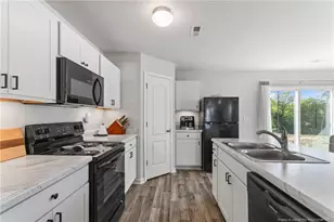 905 Sapphire Stone Ln, Hope Mills, NC 28348 - Photo 11